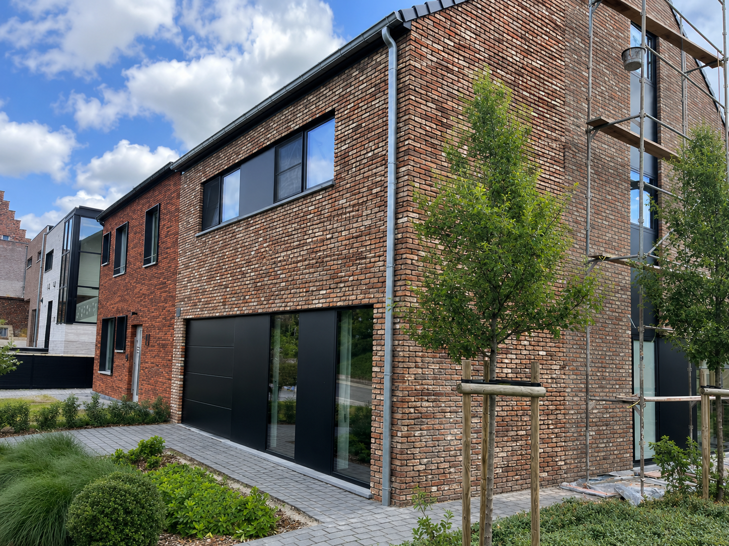 Moderne woning met zorgvuldig afgewerkte bakstenen gevel