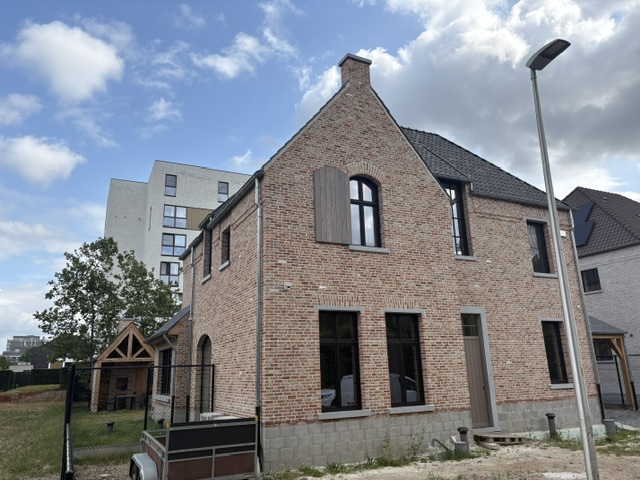 Afgewerkte bakstenen woning met puntgevel