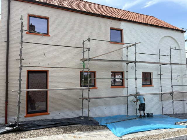 Kaleiwerk in uitvoering aan een woning