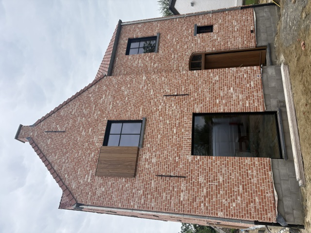 Gerenoveerde gevel in roodbruin metselwerk
