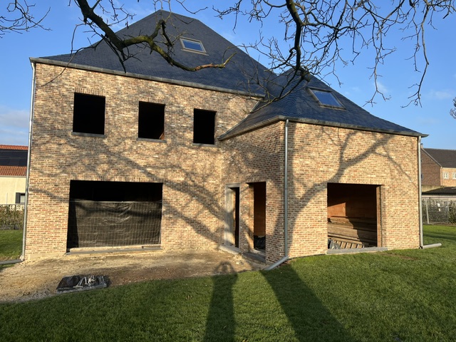 Nieuwbouwwoning met lichte bakstenen gevel