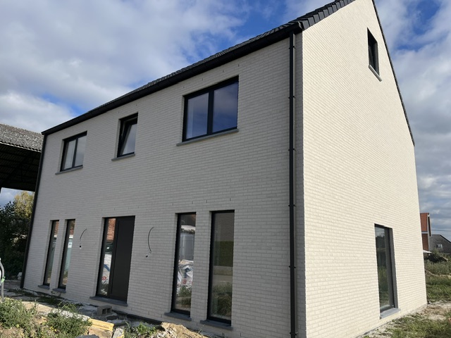 Woning met egale witte gevelafwerking