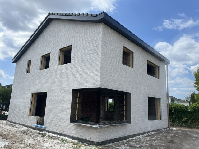 Moderne woning met witte bakstenen gevel