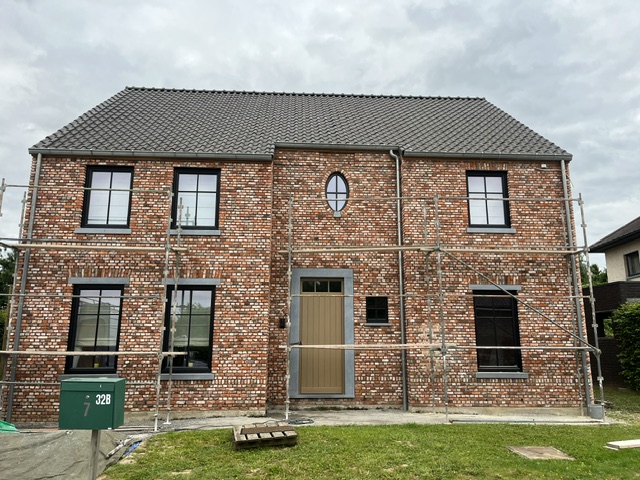 Voorgevel tijdens renovatiewerken