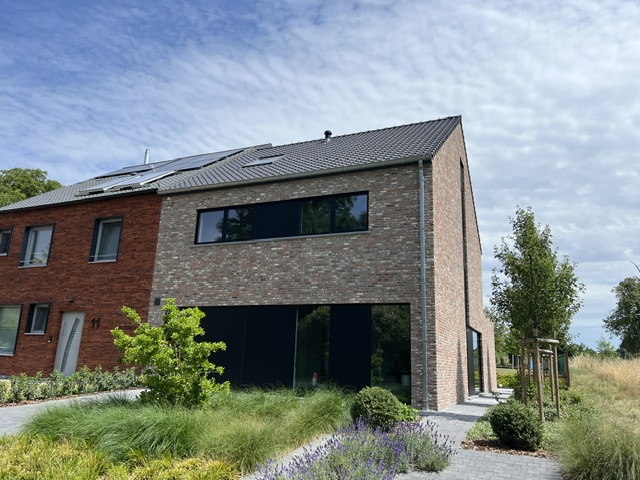 Moderne woning met gemengde bakstenen gevel