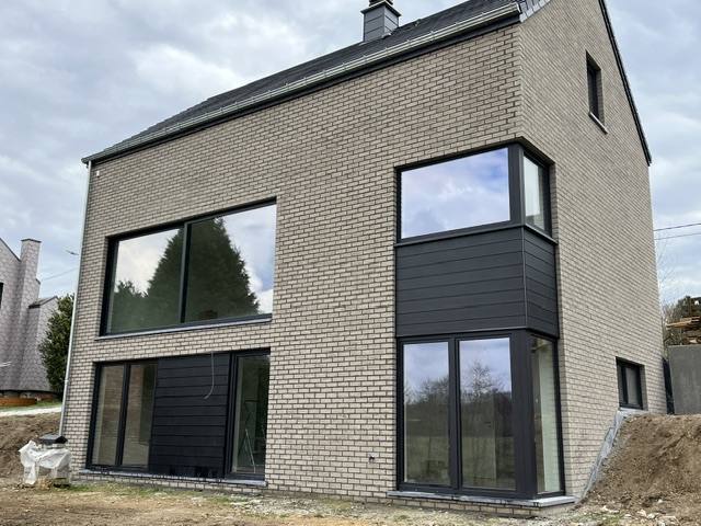 Moderne woning met grijze bakstenen gevel