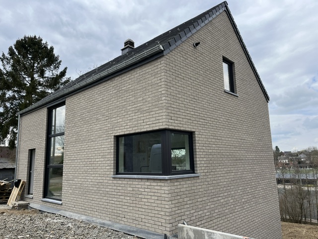 Zijaanzicht van een moderne lichte gevel